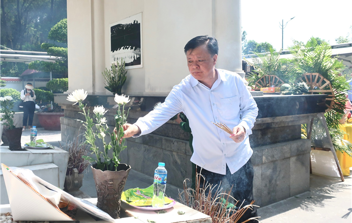 Đoàn đại biểu thành phố Hà Nội thực hiện nhiều hoạt động tri ân, "uống nước nhớ nguồn" tại miền Trung