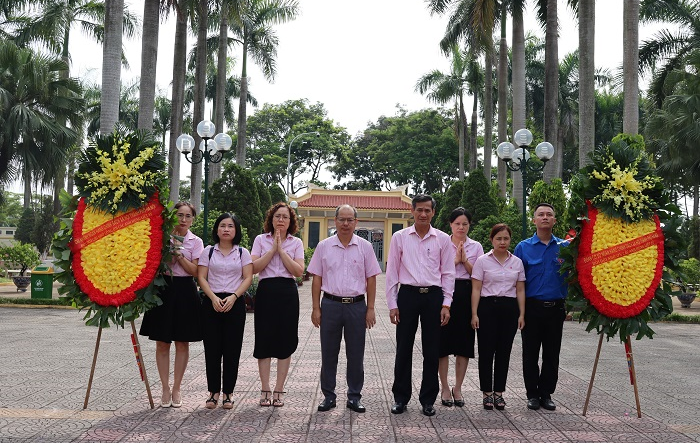 Chi nhánh Ngân hàng CSXH thành phố tổ chức nhiều hoạt động tri ân các anh hùng liệt sĩ, gia đình chính sách