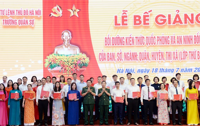 Bế giảng lớp bồi dưỡng kiến thức quốc phòng và an ninh đối tượng 3 của ban, sở, ngành, quận, huyện, thị xã