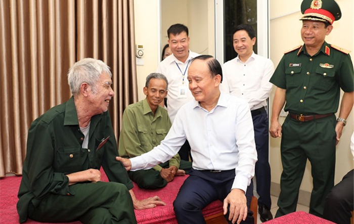 Chủ tịch HĐND thành phố Nguyễn Ngọc Tuấn thăm, tặng quà người có công tại thị xã Sơn Tây