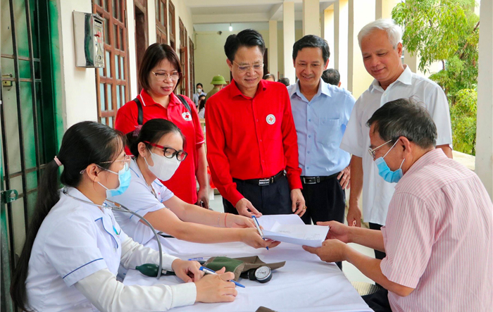 Hội Chữ thập đỏ thành phố: Khám bệnh, tặng quà cho 200 đối tượng chính sách tại huyện Quốc Oai