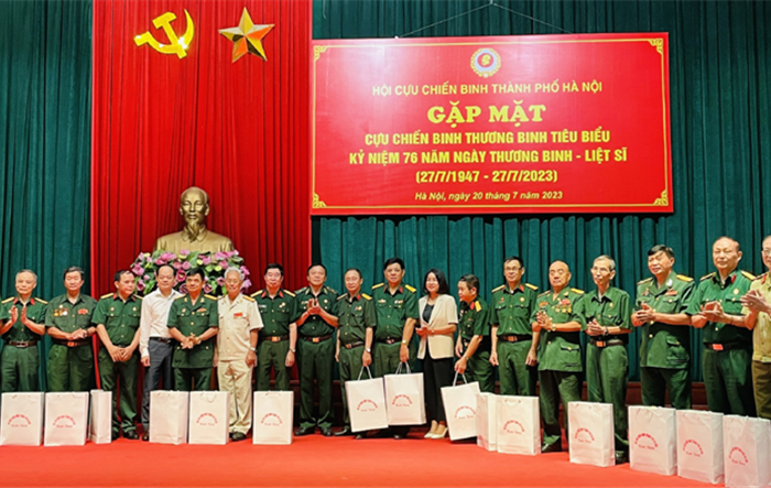 Hội Cựu chiến binh thành phố gặp mặt, tặng quà 95 hội viên là thương binh tiêu biểu