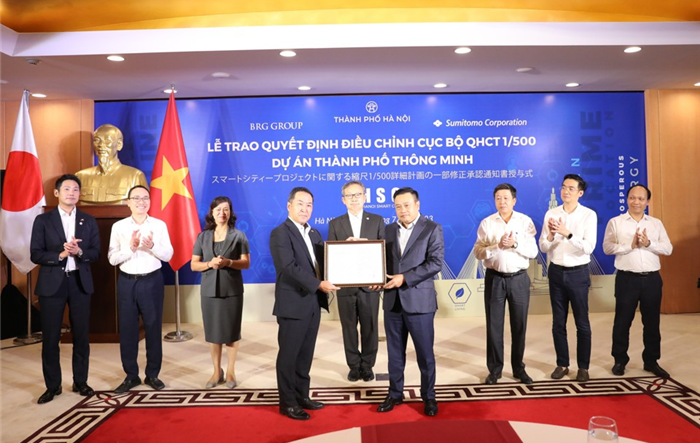 Trao Quyết định điều chỉnh cục bộ Quy hoạch chi tiết khu vực dự án đầu tư xây dựng Thành phố Thông minh 