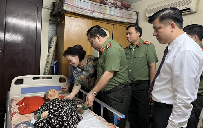 Giám đốc Công an thành phố thăm hỏi, động viên thân nhân liệt sĩ nhân dịp 27-7