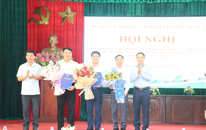 Hội nghị công bố và trao quyết định chức danh Chủ tịch HĐND, Chủ tịch UBND xã Khai Thái