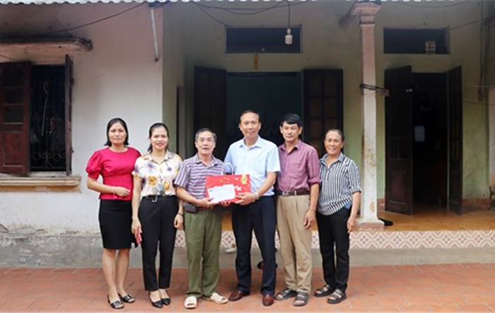 Chủ tịch Hội Nông dân thị xã Sơn Tây thăm, tặng quà các gia đình chính sách