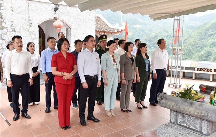 Đoàn đại biểu Quốc hội thành phố viếng các Anh hùng liệt sĩ tại Nghĩa trang Vị Xuyên