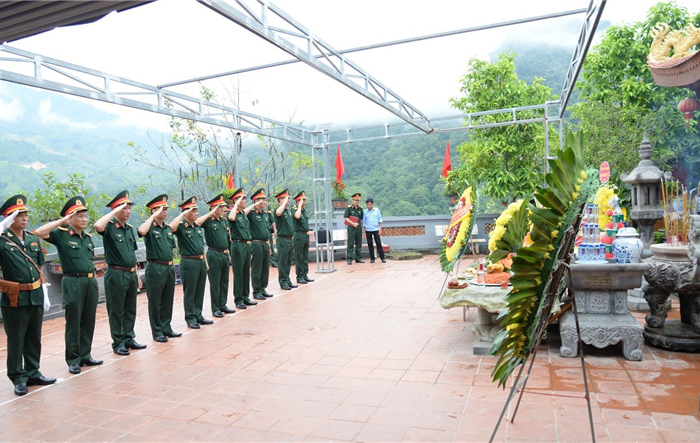 Đoàn Công tác Bộ Tư lệnh Thủ đô dâng hương, dâng hoa tri ân các anh hùng liệt sĩ tại Nghĩa trang liệt sĩ quốc gia Vị Xuyên