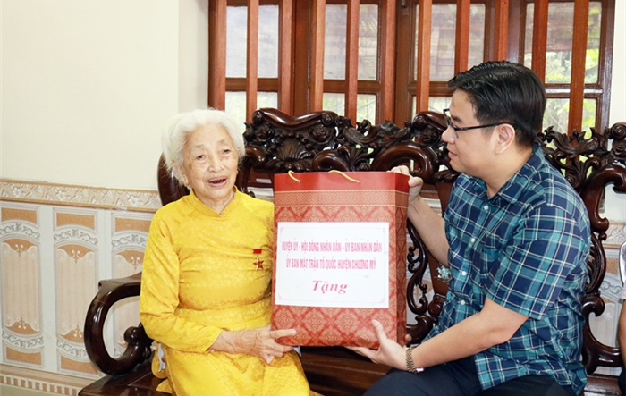 Bí thư Huyện ủy Chương Mỹ thăm, tặng quà người có công với cách mạng tiêu biểu tại xã Ngọc Hòa