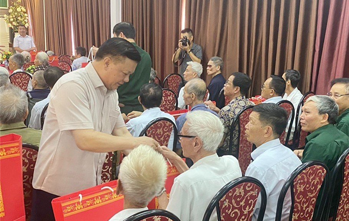 Bí thư Thành ủy Đinh Tiến Dũng: Bảo đảm các điều kiện tốt nhất chăm lo cho người có công cả về vật chất và tinh thần