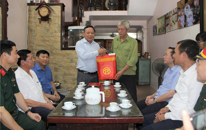 Phó Bí thư Thành ủy Nguyễn Văn Phong thăm, tặng quà thương binh tiêu biểu tại quận Nam Từ Liêm nhân ngày 27-7