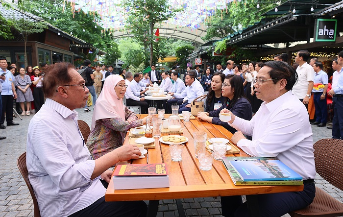 Thủ tướng Chính phủ Phạm Minh Chính và Thủ tướng Malaysia Anwar Ibrahim thăm Phố Sách Hà Nội, thưởng thức cà phê Việt Nam