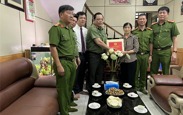 Giám đốc Công an thành phố thăm hỏi, động viên thân nhân liệt sỹ nhân dịp 27-7