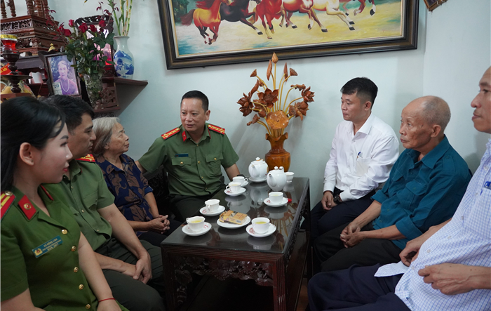 Phó Giám đốc Công an thành phố thăm hỏi, tri ân thân nhân liệt sỹ và cán bộ thương binh