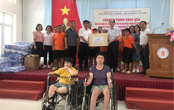 Sở Lao động - Thương binh và Xã hội thăm, tặng quà Trung tâm chăm sóc, nuôi dưỡng và điều trị nạn nhân bị nhiễm chất độc da cam/dioxin
