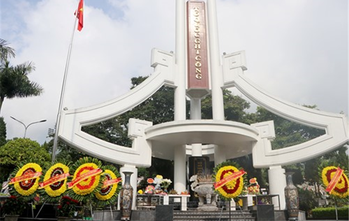 Đại biểu thị xã Sơn Tây viếng nghĩa trang liệt sỹ Vị Xuyên 