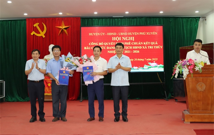 Chủ tịch HĐND huyện Phú Xuyên trao quyết định về công tác cán bộ