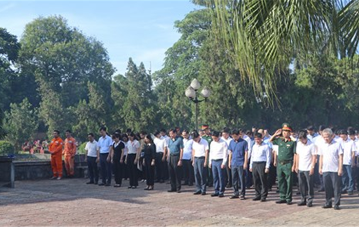 Lãnh đạo Sơn Tây dâng hương tưởng niệm các liệt sỹ tại Nghĩa trang liệt sỹ thị xã 