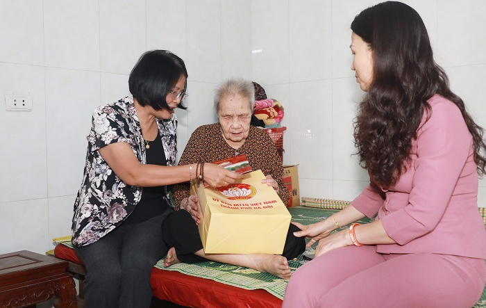 Phó Chủ tịch Uỷ ban Mặt trận thành phố thăm, tặng quà người có công tại huyện Thường Tín, huyện Gia Lâm