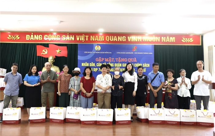 Liên đoàn Lao động quận Đống Đa tặng quà tri ân các gia đình chính sách