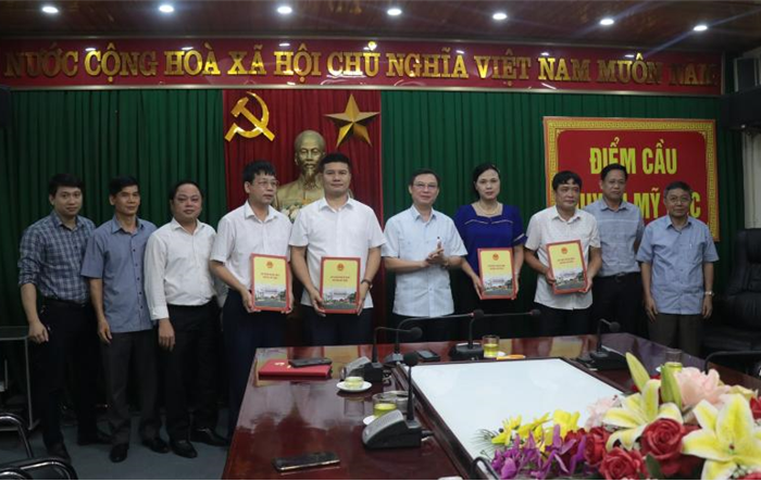 Huyện Mỹ Đức trao quyết định điều động, bổ nhiệm cán bộ lãnh đạo quản lý các cơ quan, đơn vị, trường học