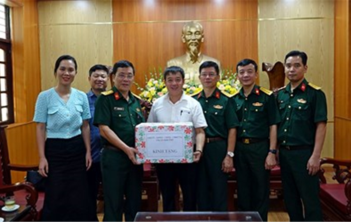 Thị xã Sơn Tây tổ chức thăm, tặng quà một số đơn vị và gia đình chính sách trên địa bàn