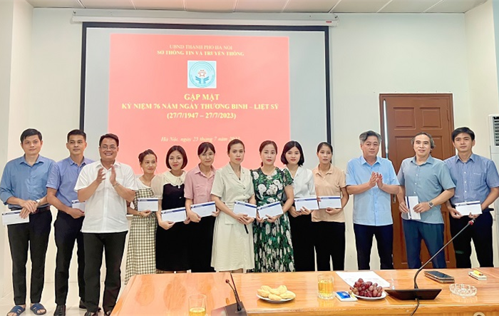 Sở Thông tin và Truyền thông Hà Nội tặng quà cán bộ là con em gia đình thương binh, chính sách