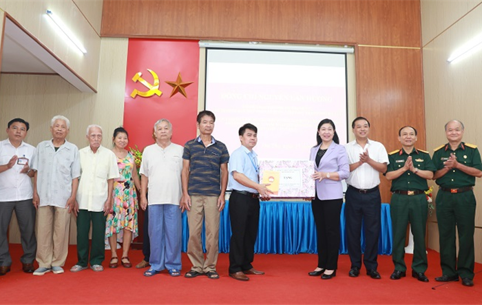 Chủ tịch Ủy ban MTTQ Việt Nam thành phố thăm, tặng quà Trung tâm Điều dưỡng Người có công số 1 thành phố