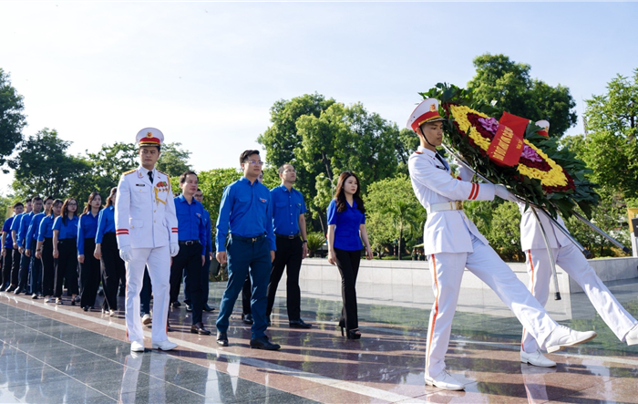 Tuổi trẻ Thủ đô dâng hương tưởng niệm tại Tượng đài Bắc Sơn