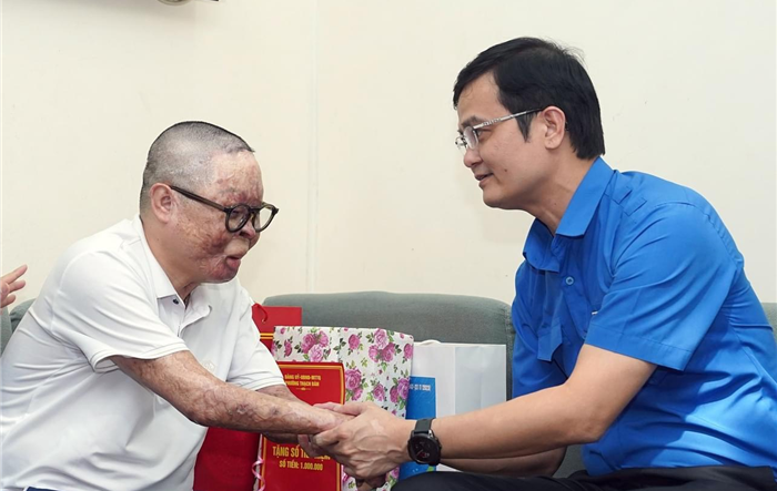 Lãnh đạo Trung ương Đoàn và Thành đoàn Hà Nội thăm, tặng quà gia đình chiến sĩ duy nhất sống sót trong vụ rơi trực thăng ở Hòa Lạc năm 2014 