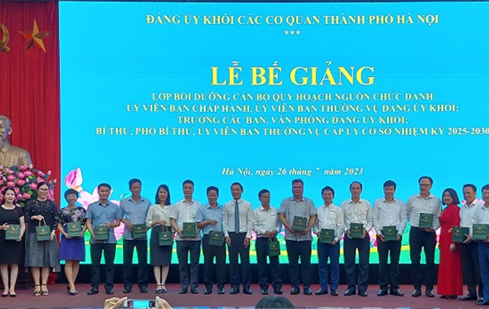 Bế giảng lớp bồi dưỡng cán bộ quy hoạch nguồn của Đảng ủy Khối các cơ quan thành phố 