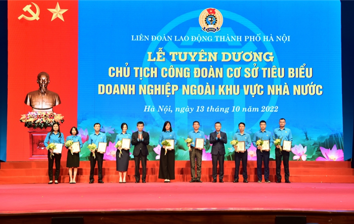 Biểu dương 10 Chủ tịch Công đoàn cơ sở ngoài khu vực Nhà nước tiêu biểu Thủ đô năm 2023