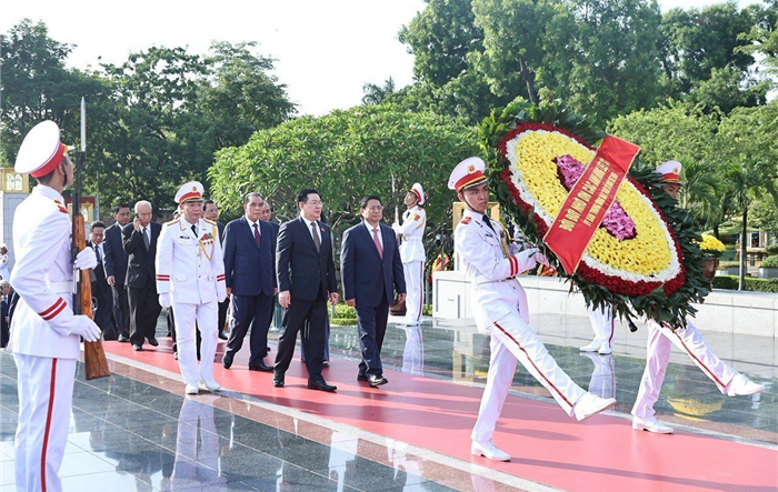 Lãnh đạo Đảng, Nhà nước và thành phố Hà Nội tưởng niệm các anh hùng liệt sĩ và Chủ tịch Hồ Chí Minh