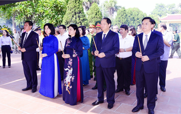  Phó Bí thư Thường trực Thành uỷ Nguyễn Thị Tuyến dâng hương tưởng niệm tại Nghĩa trang liệt sĩ Ngọc Hồi