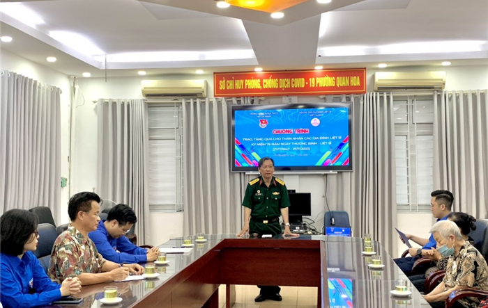 Tri ân, tặng quà cho thân nhân các gia đình liệt sĩ, người có công với cách mạng