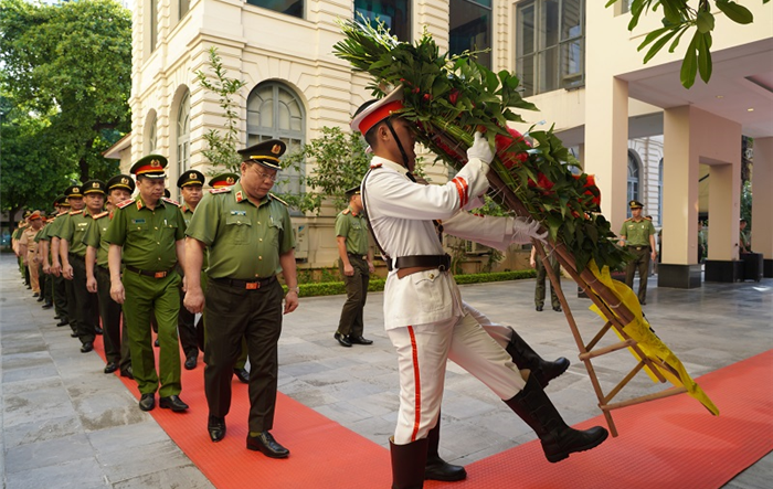 Giám đốc Công an thành phố: Dâng hương, tưởng nhớ, tri ân các anh hùng liệt sỹ Công an Thủ đô nhân Ngày Thương binh liệt sỹ 27-7