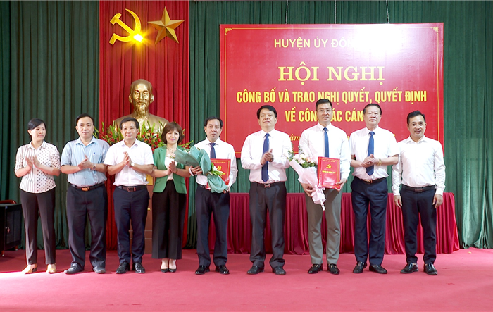 Huyện ủy Đông Anh trao quyết định về công tác cán bộ tại xã Mai Lâm, xã Đông Hội