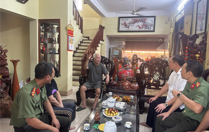 Cán bộ, chiến sỹ Thanh tra Công an thành phố: Thăm hỏi, tặng quà cán bộ, chiến sỹ có thân nhân là liệt sỹ, thương binh