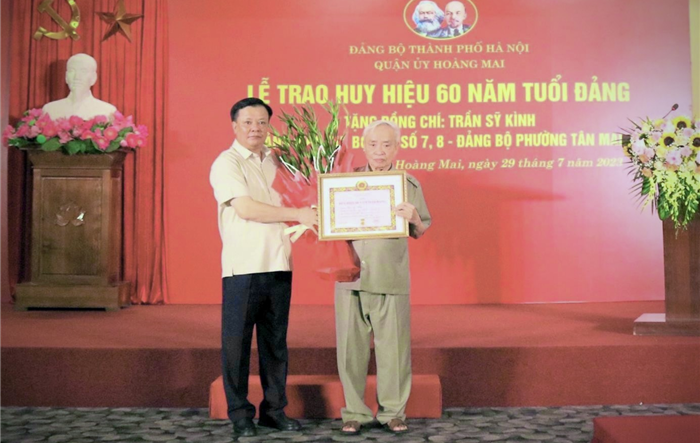 Bí thư Thành ủy Đinh Tiến Dũng trao Huy hiệu Đảng tại quận Hoàng Mai