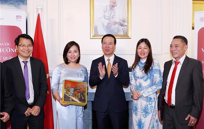 Xây dựng, củng cố tổ chức đảng và đội ngũ đảng viên ở nước ngoài trong điều kiện hiện nay