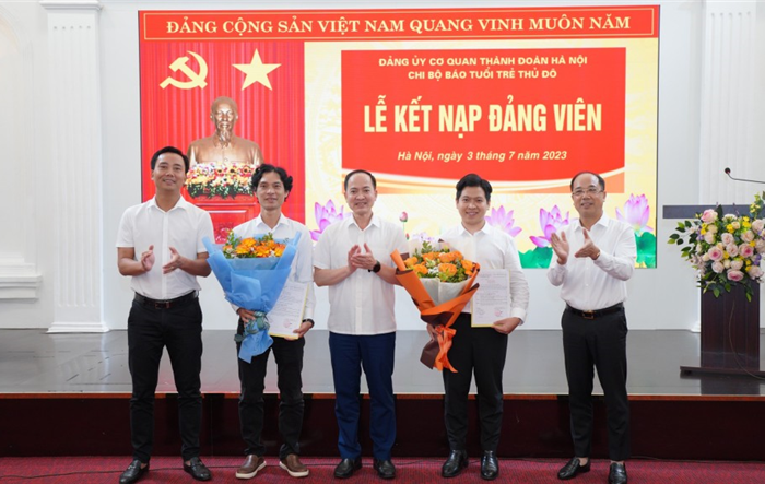 Chi bộ báo Tuổi trẻ Thủ đô có thêm 2 tân đảng viên