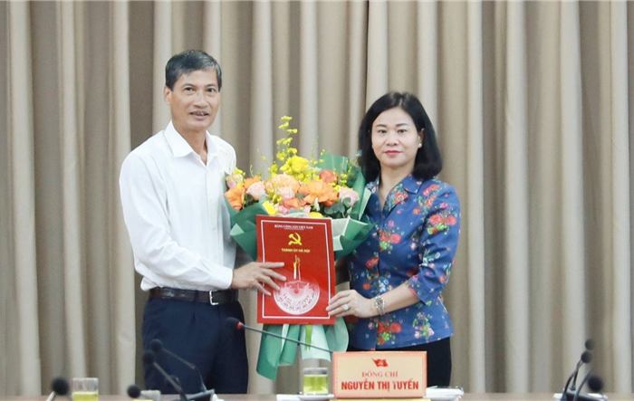Trao quyết định nghỉ hưu cho đồng chí Nguyễn Anh Tuấn, Phó Chủ tịch Thường trực Uỷ ban MTTQ Việt Nam thành phố