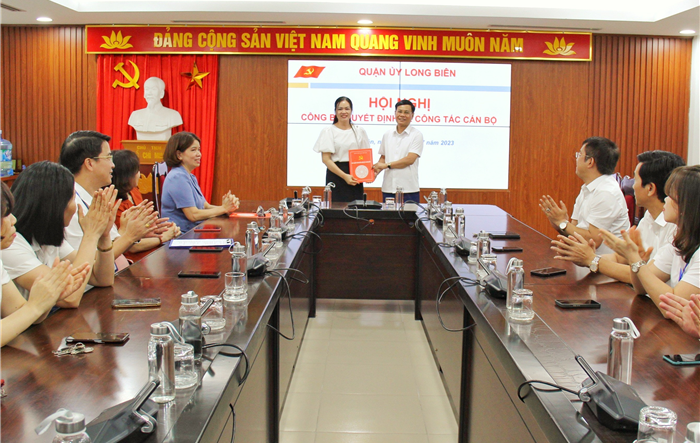Thường trực Quận ủy Long Biên công bố quyết định về công tác cán bộ 