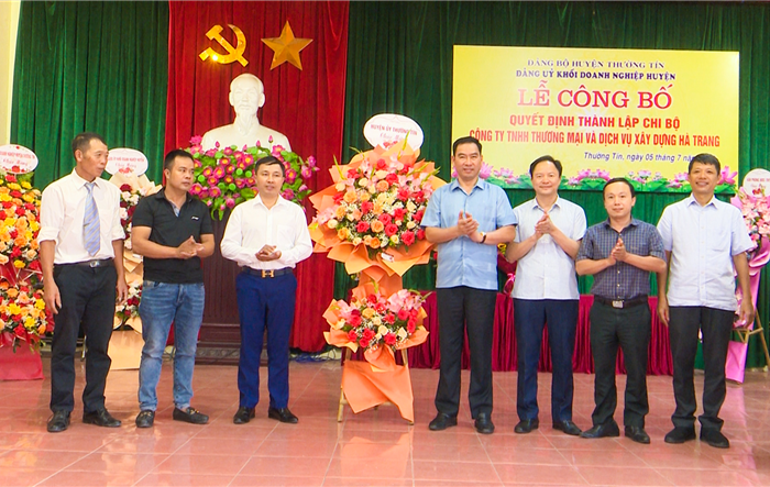 Công bố quyết định thành lập Chi bộ Công ty TNHH Thương mại và Dịch vụ xây dựng Hà Trang