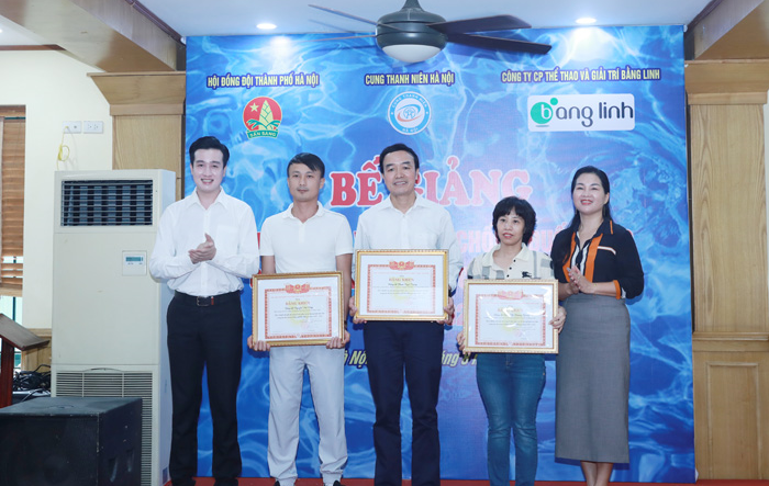 Hội đồng Đội thành phố bế giảng lớp dạy bơi, phòng chống đuối nước cho trẻ em có hoàn cảnh khó khăn