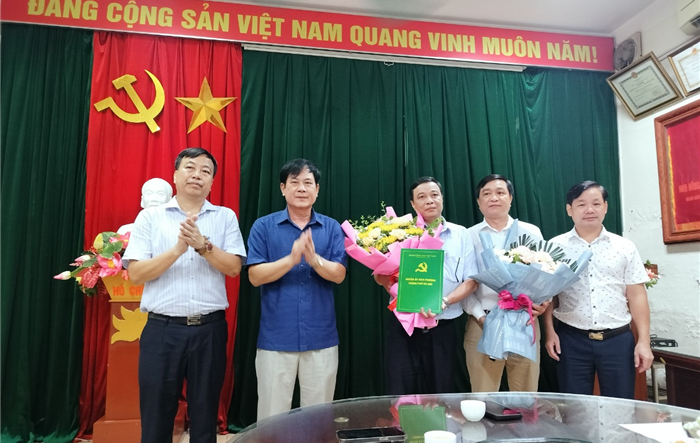 Huyện Đan Phượng trao các quyết định về công tác cán bộ