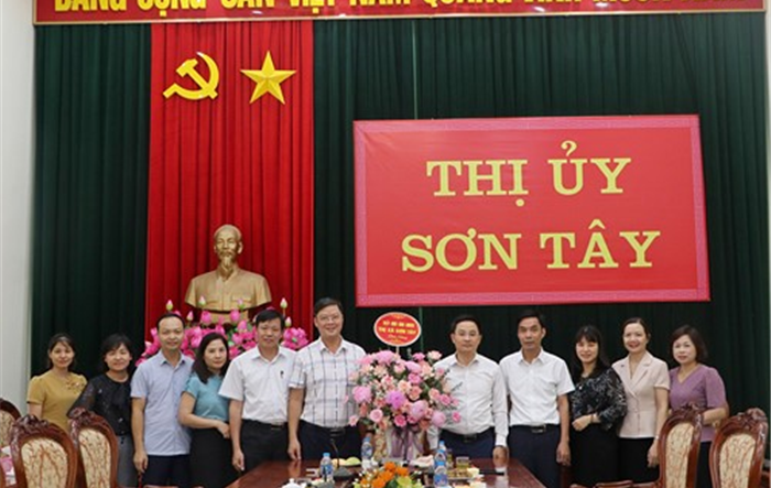 Thường trực Thị uỷ Sơn Tây chúc mừng Ban Tuyên giáo nhân kỷ niệm 93 năm Ngày truyền thống