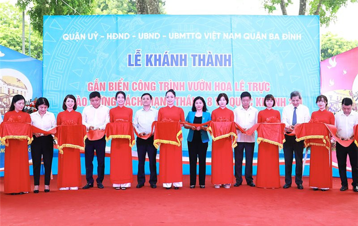 Phó Bí thư Thường trực Thành uỷ Nguyễn Thị Tuyến dự lễ gắn biển công trình vườn hoa Lê Trực, phường Điện Biên, quận Ba Đình