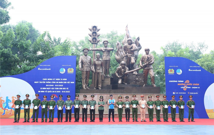 500 thanh niên, sinh viên Thủ đô tham gia Lễ khởi động chặng 12 “Những bước chân vì cộng đồng”