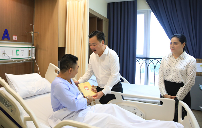 Thăm hỏi, động viên chiến sỹ công an bị thương trong vụ giải cứu cháu bé bị bắt cóc tại Long Biên